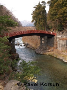 Классический японский мост через реку 