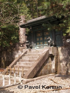 Мистические существа-драконы охраняющие вход в усыпальницу главы самураев