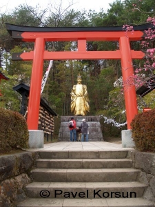 Статуя японского императора объединившего разрозненные княжества японии