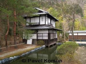 Классический японский средневековый дом на берегу канала