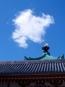 Медитация духа в облаке над буддийским храмом