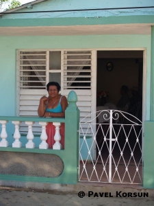 Приветливая кубинская домохозяйка