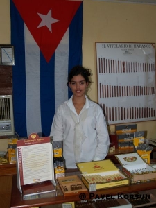 Девушка продавец в табачной лавке табачной фабрики