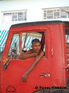 Кубинский водитель за рулем красного камаза