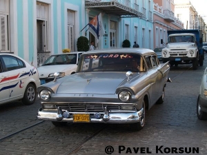 Ретро автомобиль Форд и ЗИЛ на улицах Сантьяго де Куба