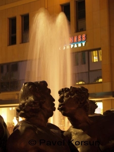 Фонтан "Свадебная карусель" - поцелуй двух влюбленных на фоне фонтана