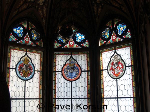 Витражные окна с изображением сказочных рыцарей в спальне короля Людовика в замке Нойшванштайн