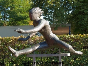 Статуя девушки перепрыгивающей через барьер