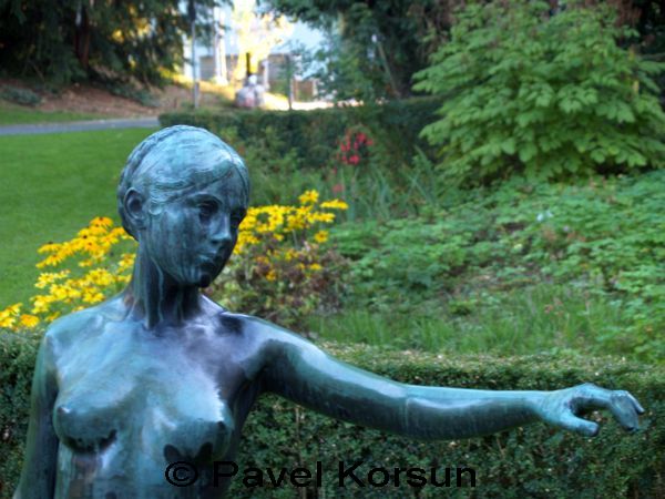 Статуя девушки протягивающей руку