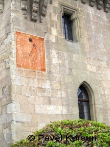 Солнечные часы на стене замка