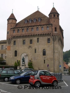 Замок Сен-Мэр в Лозанне и арендованный красный смарт на переднем плане