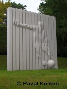 Изображение футболиста бьющего по мячу в Музее Олимпийских Игр