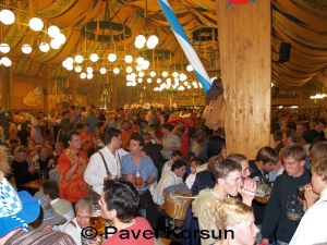 Фестиваль Октоберфест - традиционное празднование с большими бокалами пива